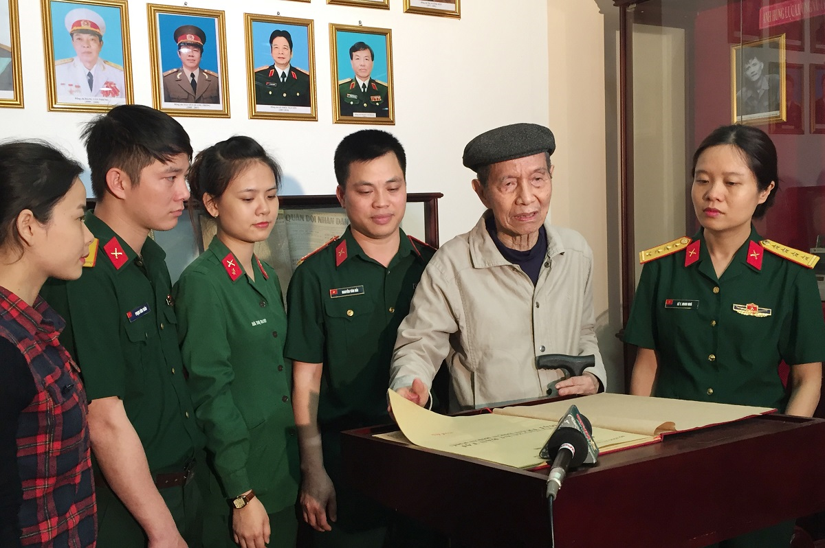 Ông Léo Purguette, Giám đốc xuất bản kiêm Tổng biên tập Báo La Marseillaise (Cộng hòa Pháp): Những chiến sĩ anh hùng làm nên 33 số báo giữa lửa đạn chiến tranh